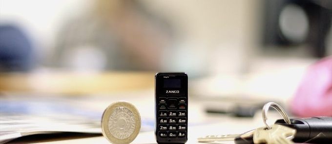 Zanco tiny t1 est le plus petit téléphone au monde mesurant la même taille qu