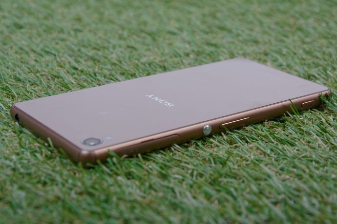 Sony Xperia Z3 - pohľad zozadu v šikmom uhle