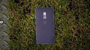 OnePlus 2-Test: Die Rückseite ist abnehmbar und vier weitere Oberflächen sind erhältlich. Dies ist die Sandstone Black Version