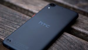 HTC Desire 530 bak i en vinkel