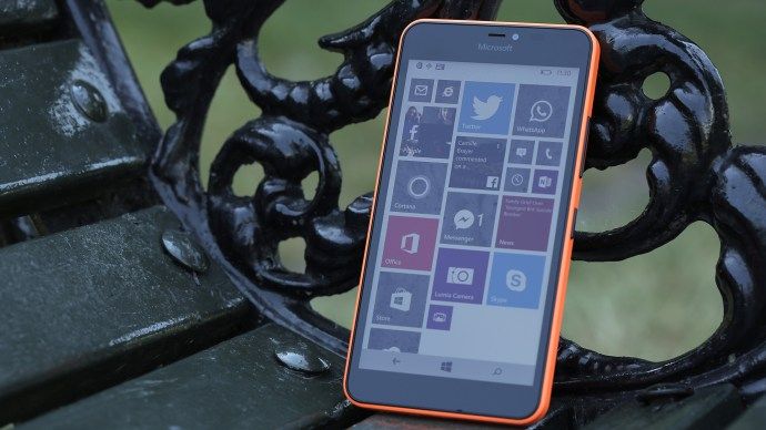 Microsoft Lumia 640 XL apskats: Priekšpuse, vērsta pa kreisi