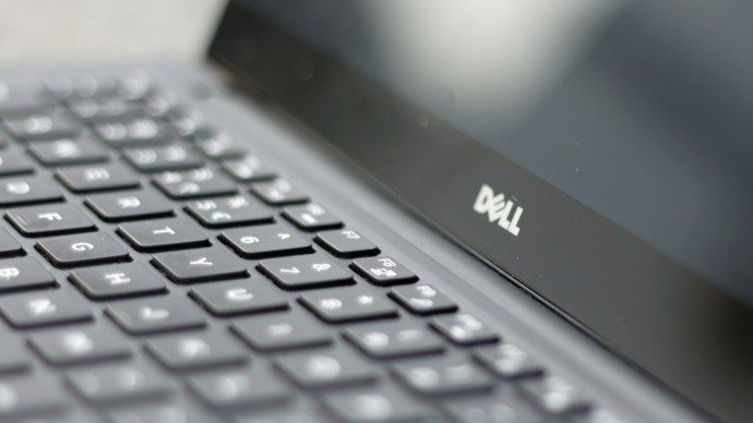 Delli XPS 13 ülevaade: klaviatuur ja Delli logo