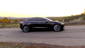 „Tesla Model 3“ juoda