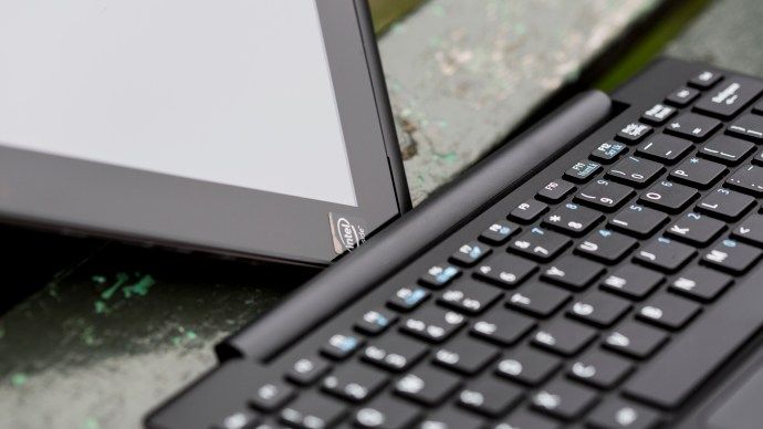Revisión de Acer Aspire Switch 10 E: base de teclado y tableta en ángulo