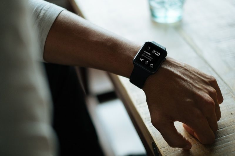 Adakah Fitbit atau Apple Watch Lebih Tepat?