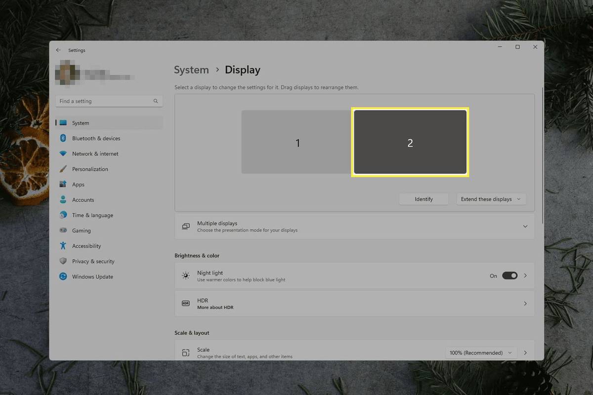 Monitor 2 -vaihtoehto korostettuna Windows 11:n näyttöasetuksissa.