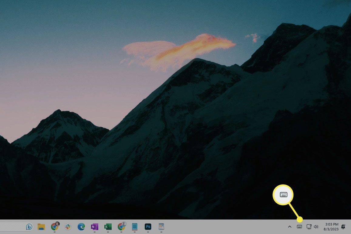 Az érintőbillentyűzet rendszertálca ikonja kiemelve a Windows 11 tálcáján.