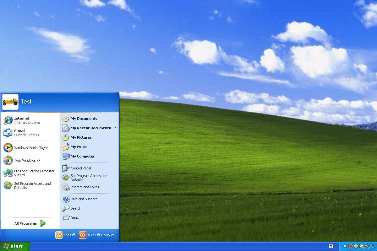 Menu Bắt đầu và màn hình nền của Windows XP